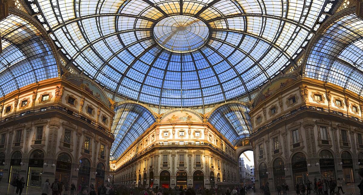 Kubah kaca Galleria Vittorio Emanuele II di Milan, Italia. Kubah pusat ini memiliki diameter sekitar 37,5 meter dan tinggi mencapai 47 meter.