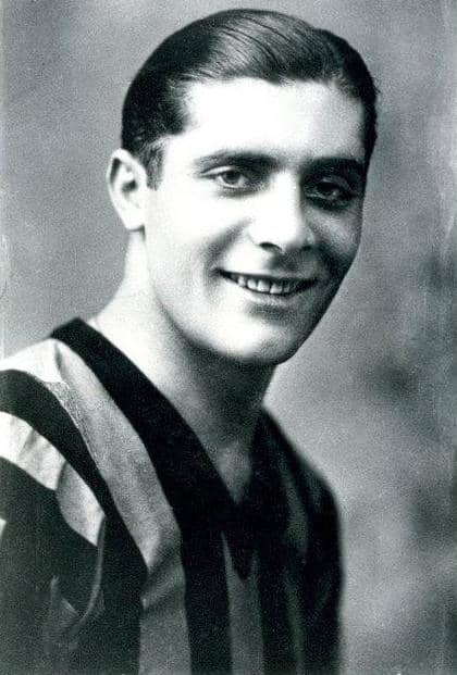 Giuseppe Meazza, legenda sepak bola Italia yang namanya diabadikan sebagai nama resmi Stadion Giuseppe Meazza di Milan, Italia.