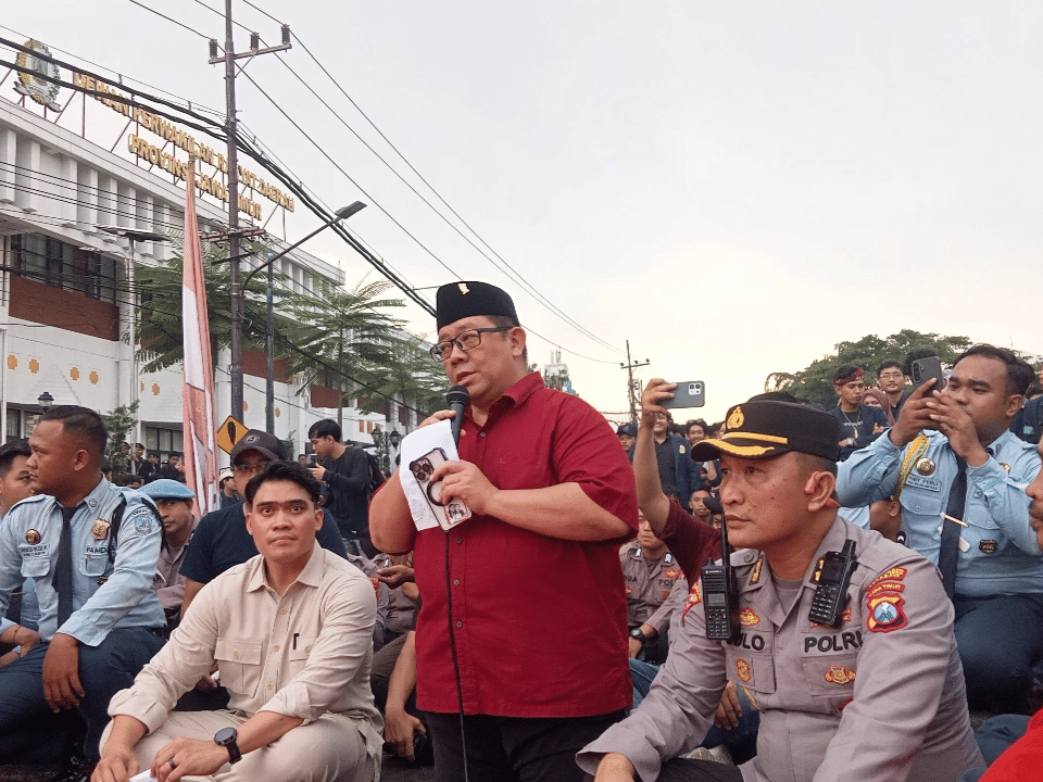 Anggota DPRD Jatim Yordan M. Batara Goa berserta petugas dan aparat saat aksi Hari Buruh di depan gedung DPRD Jatim Jalan Indrapura