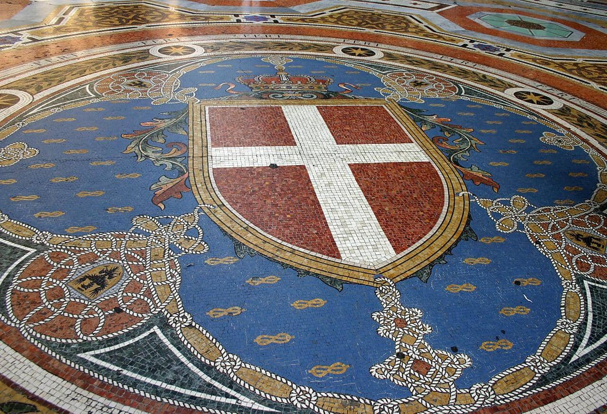 Mosaik di lantai Galleria Vittorio Emanuele II di Milan, Italia, yang menggambarkan lambang keluarga Savoy, dinasti kerajaan Italia terdahulu.