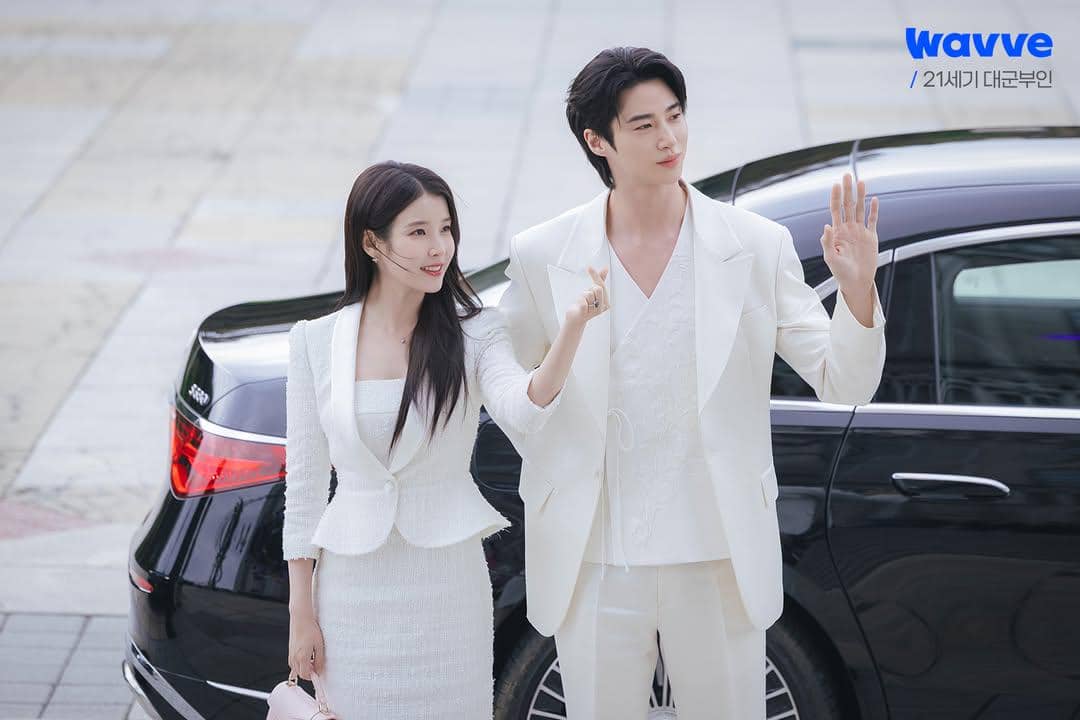 Seong Hui Ju (IU) dan I An (Byeon Woo Seok) dalam drakor Perfect Crown 