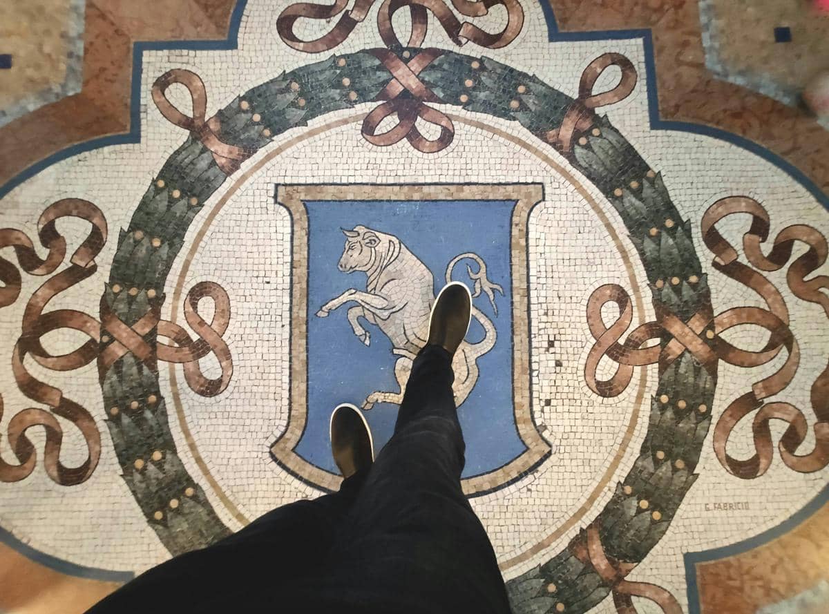 Mosaik lambang kota Turin, yang terletak di lantai Galleria Vittorio Emanuele II di Milan, Italia. Pengunjung biasanya meletakkan tumit kanan mereka di bagian tertentu dari banteng dan berputar tiga kali.