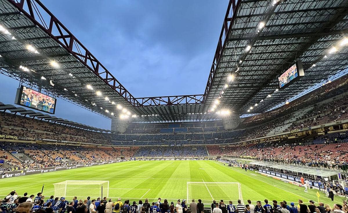 Stadion San Siro, yang secara resmi dikenal sebagai Stadio Giuseppe Meazza, sebuah stadion sepak bola bersejarah yang terletak di distrik San Siro, Milan, Italia.