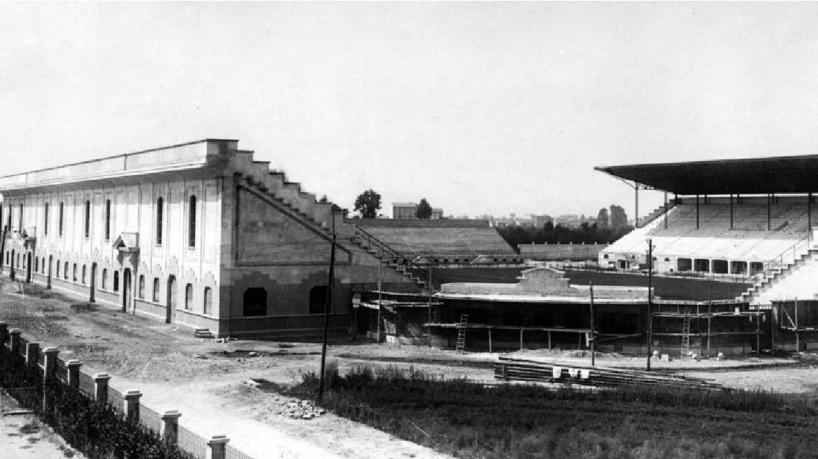 Konstruksi asli Stadion San Siro atau Stadio Giuseppe Meazza di Milan, Italia, pada tahun 1926.