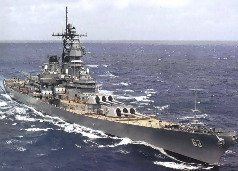 potret kapal battleship milik AL AS yang telah dipensiun: USS Missouri di tahun 1984