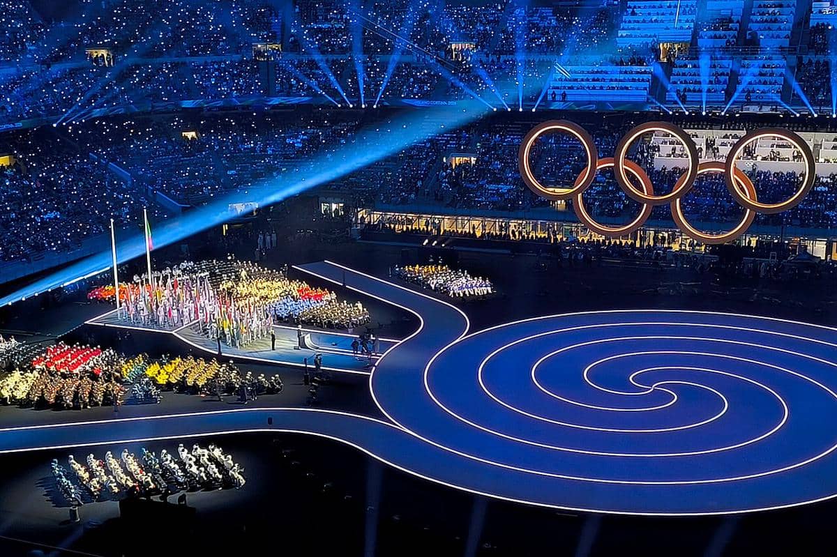 Upacara Pembukaan Olimpiade Musim Dingin Milano Cortina 2026, yang berlangsung pada tanggal 6 Februari 2026. Upacara tersebut terutama diadakan di Stadion San Siro (Stadion Giuseppe Meazza) di Milan, Italia, dengan format multi-lokasi unik yang menghubungkan berbagai wilayah tuan rumah di seluruh It