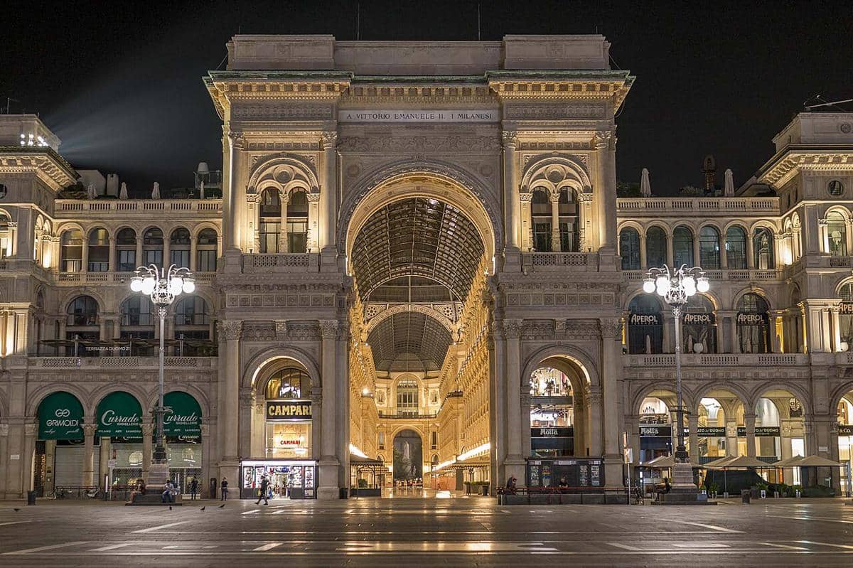 Galleria Vittorio Emanuele II di Milan, Italia, yang langsung menghubungkan Piazza del Duomo ke Piazza della Scala.