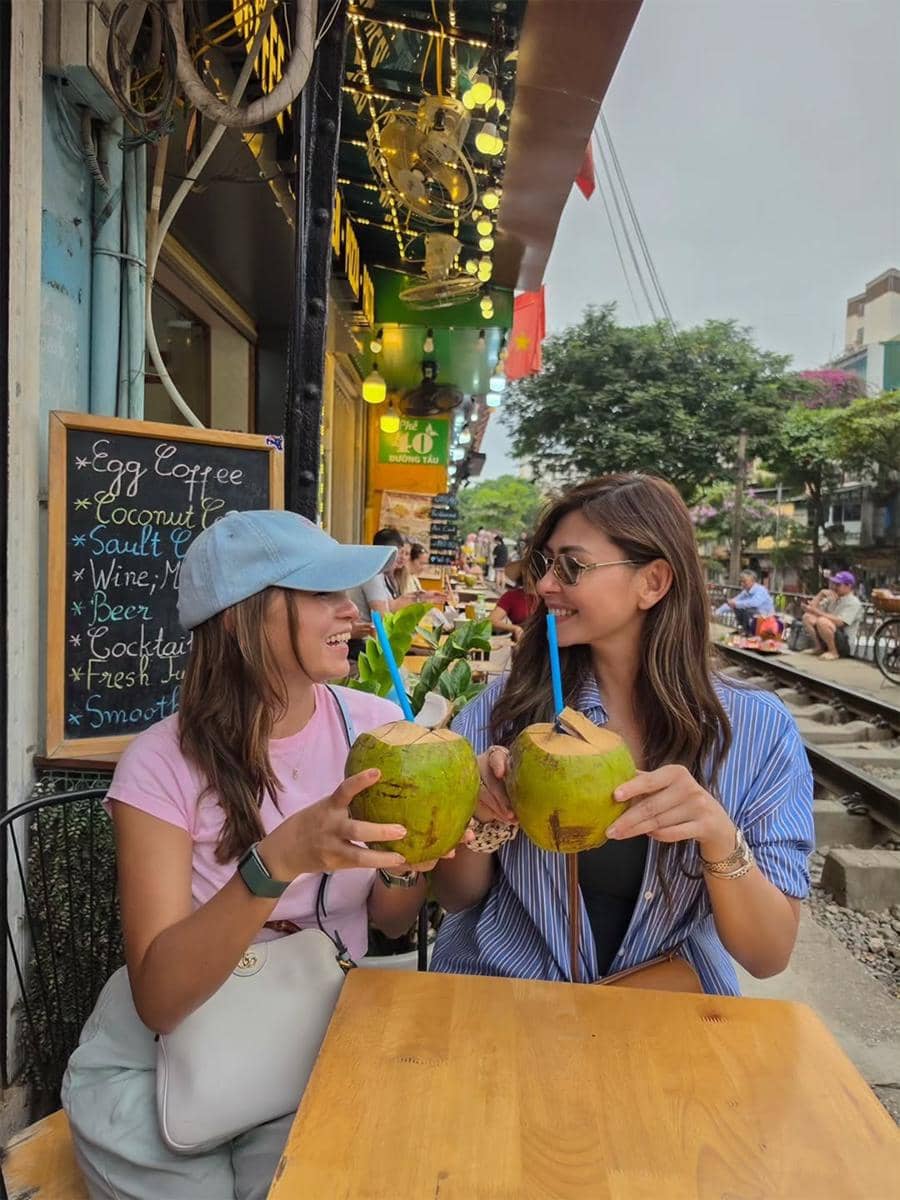 Luna Maya dan sahabat liburan di Vietnam