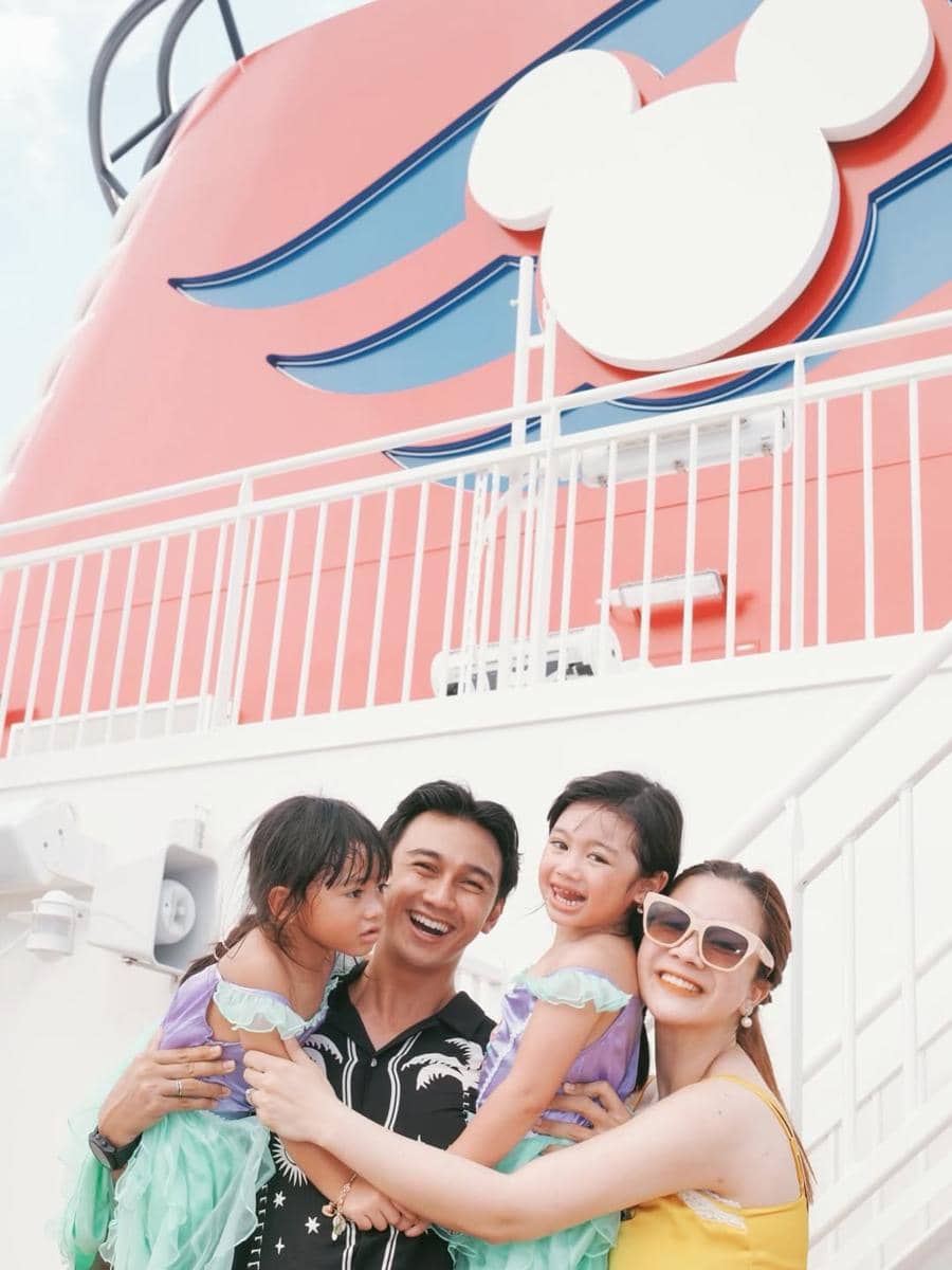 Keluarga Felicya dan Hito naik Disney Cruise Singapore