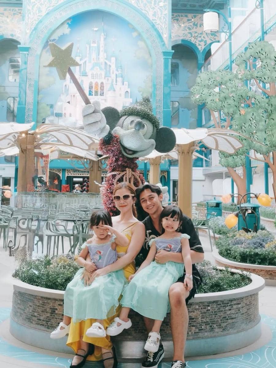 Keluarga Felicya dan Hito naik Disney Cruise Singapore