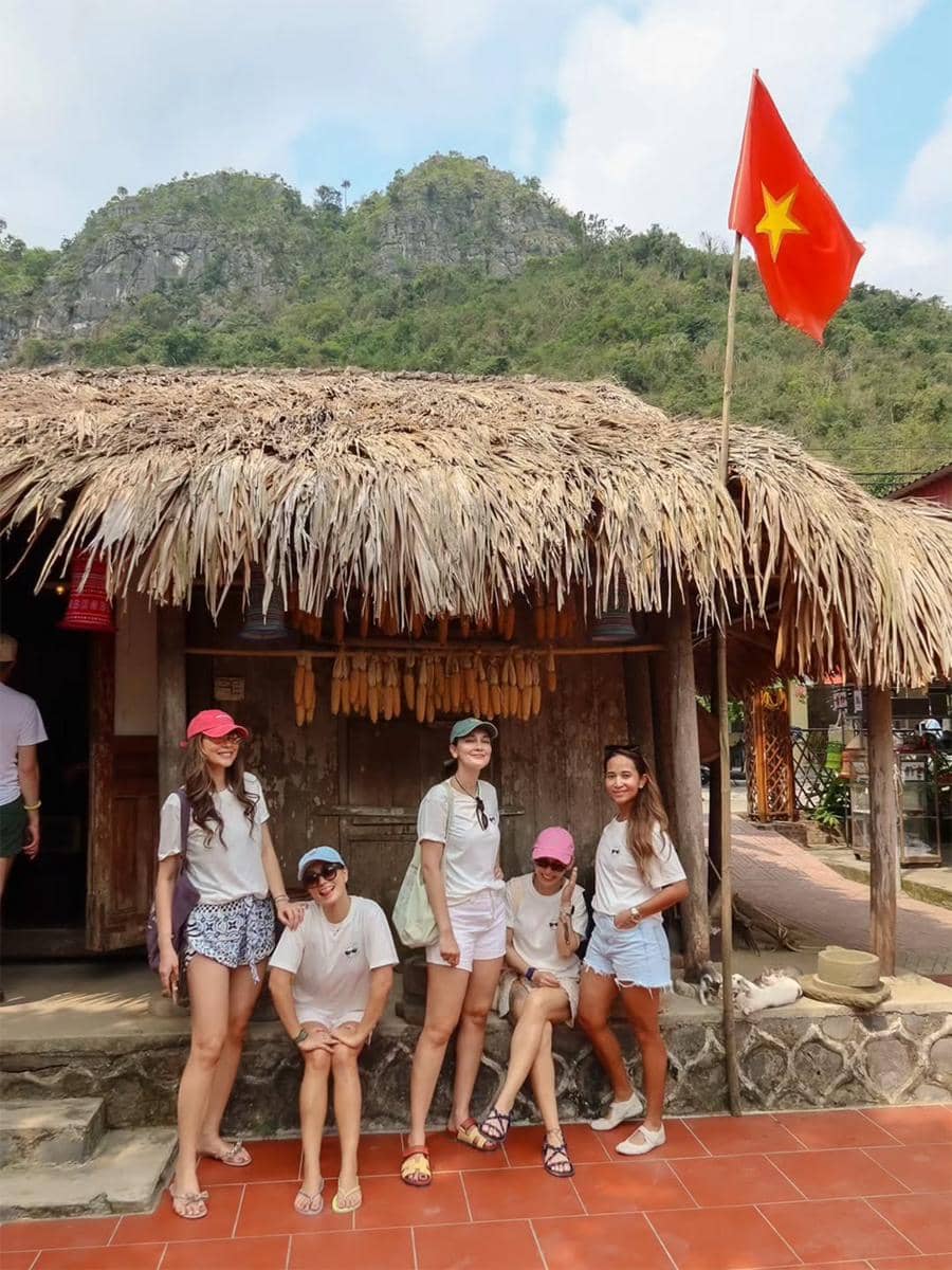 Luna Maya dan sahabat liburan di Vietnam