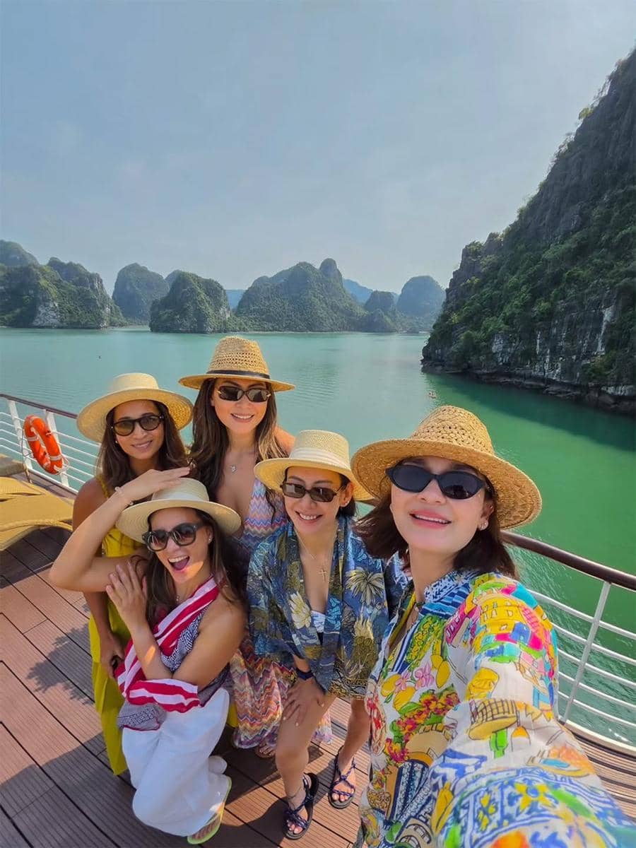 Luna Maya dan sahabat liburan di Vietnam