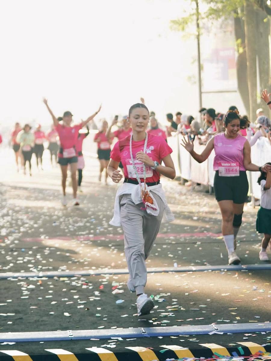 Amanda Rawles lari 10K dengan makeup flawless
