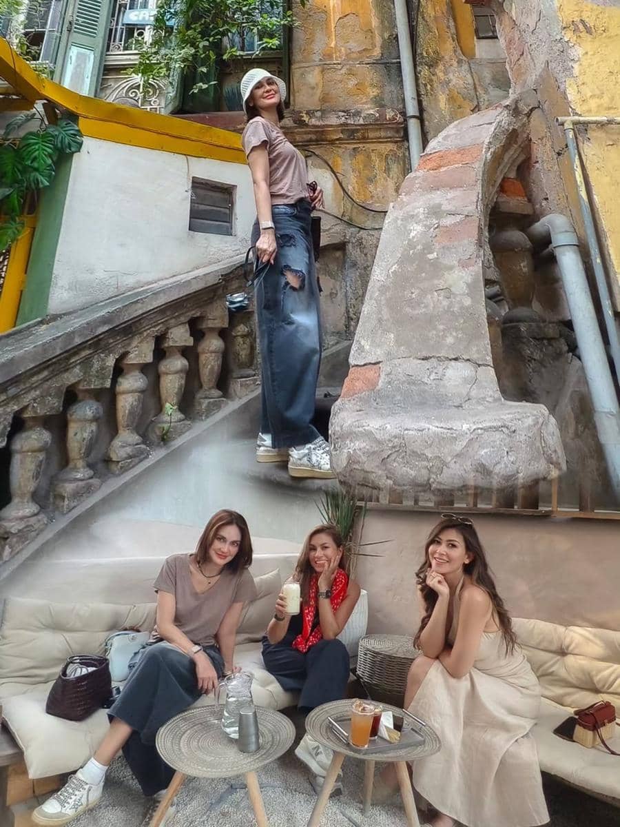 Luna Maya dan sahabat liburan di Vietnam