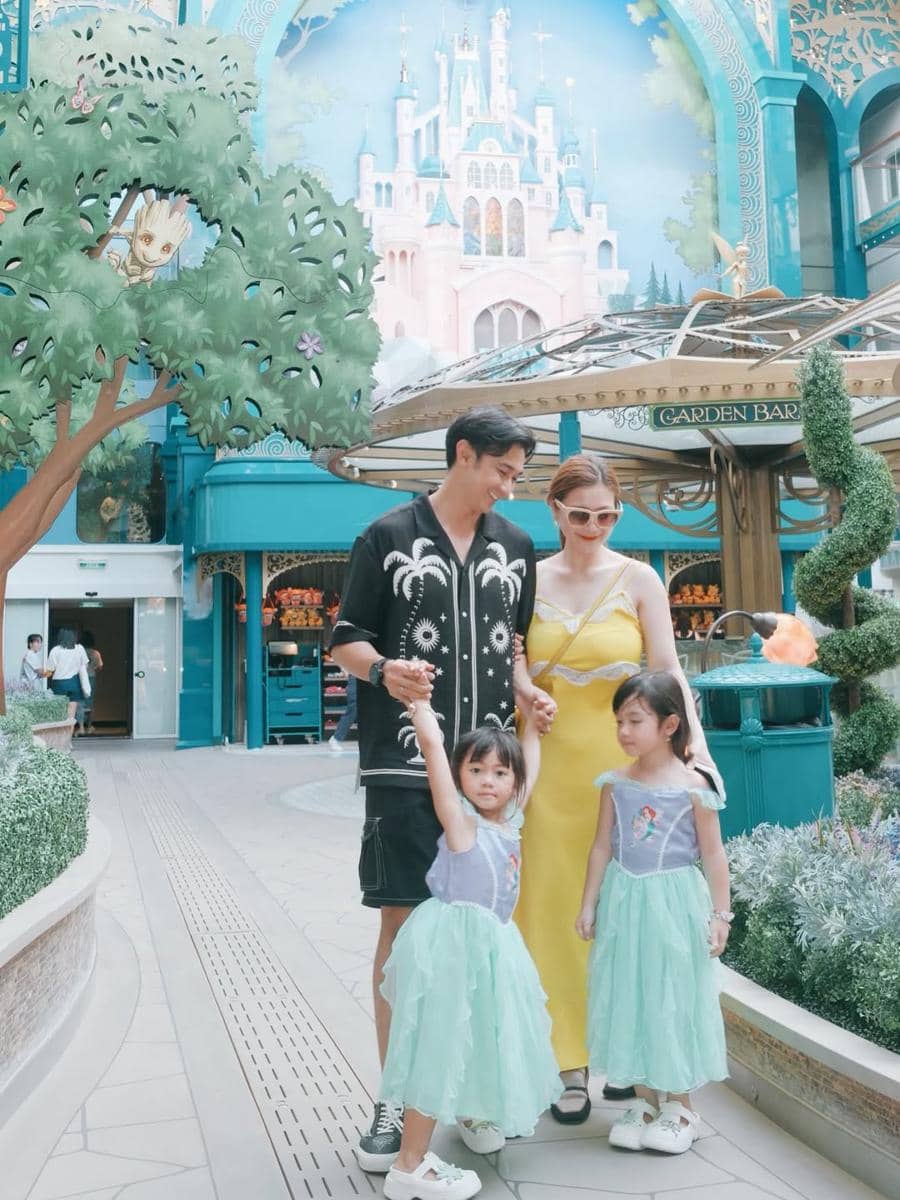 Keluarga Felicya dan Hito naik Disney Cruise Singapore