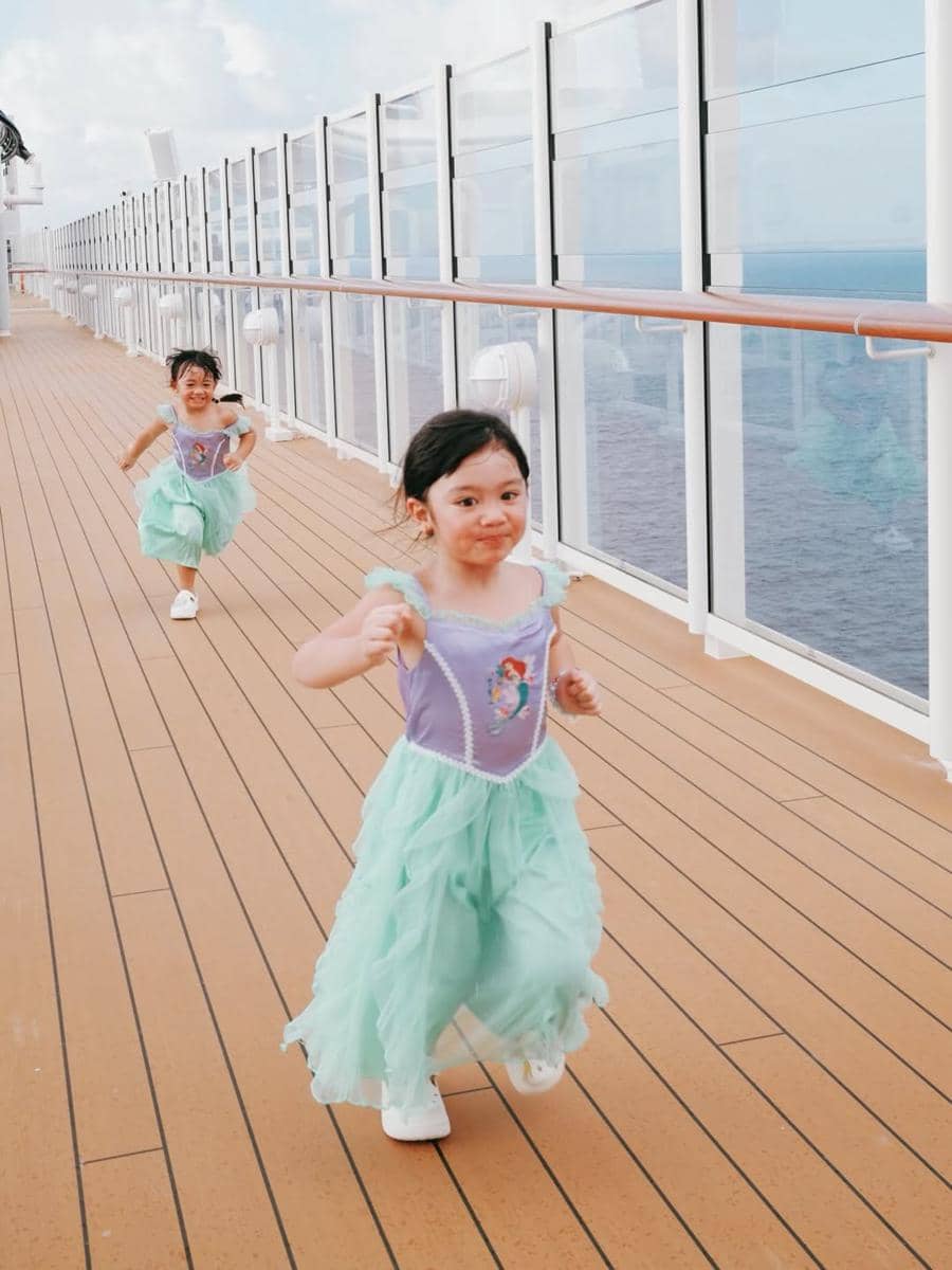 Keluarga Felicya dan Hito naik Disney Cruise Singapore