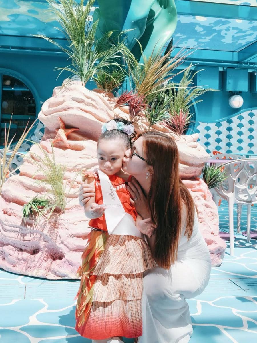 Keluarga Felicya dan Hito naik Disney Cruise Singapore
