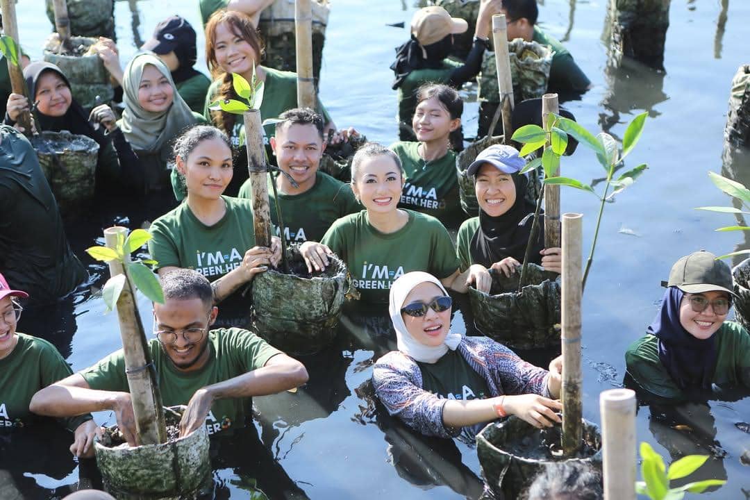 potret Victoria Kosasieputri, Puteri Indonesia Lingkungan 2026 menanam mangrove 
