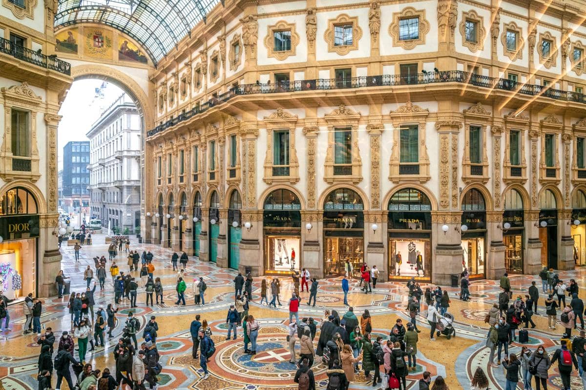Galleria Vittorio Emanuele II di Milan, Italia, sebuah landmark terkenal dan salah satu pusat perbelanjaan aktif tertua di dunia.