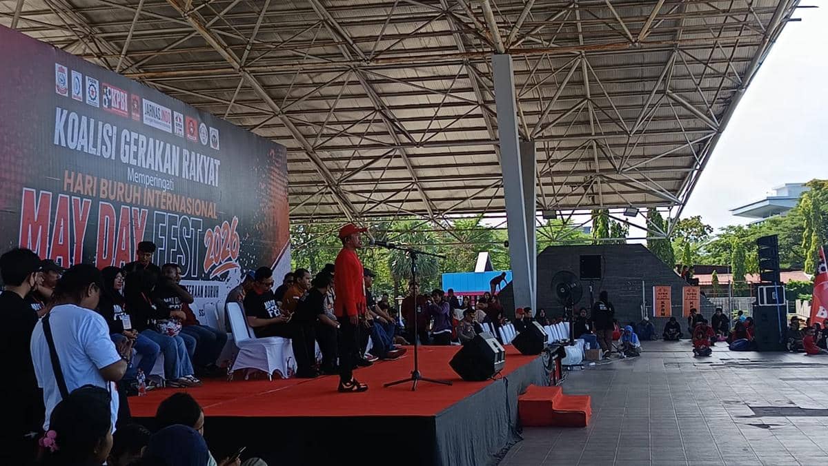 Perayaan Hari Buruh Internasional bertajuk May Day Fest, di tribun Lapangan Karebosi, Makassar, Jumat (1/5/2026). (IDN Times/Ashrawi Muin)