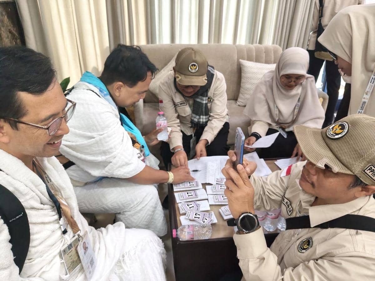 Petugas haji menyerahkan kunci kamar kepada kepala kloter dan kepala rombongan jamaah haji asal Yogyakarta di Hotel Al Asalah Al Baqiya, Makkah.