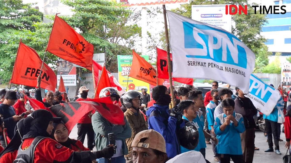 Ratusan buruh menggelar demonstrasi memperingati May Day 2026 di Jl AP Pettarani Makassar, Sulawesi Selatan (1/5/2026). IDN Times/Darsil Yah