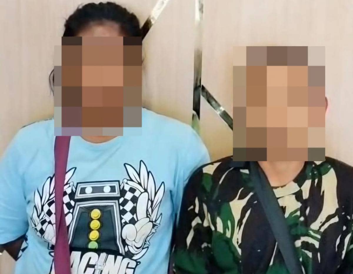 Dua orang dengan wajah disamarkan berdiri berdampingan setelah diamankan oleh pihak kepolisian di Malang.