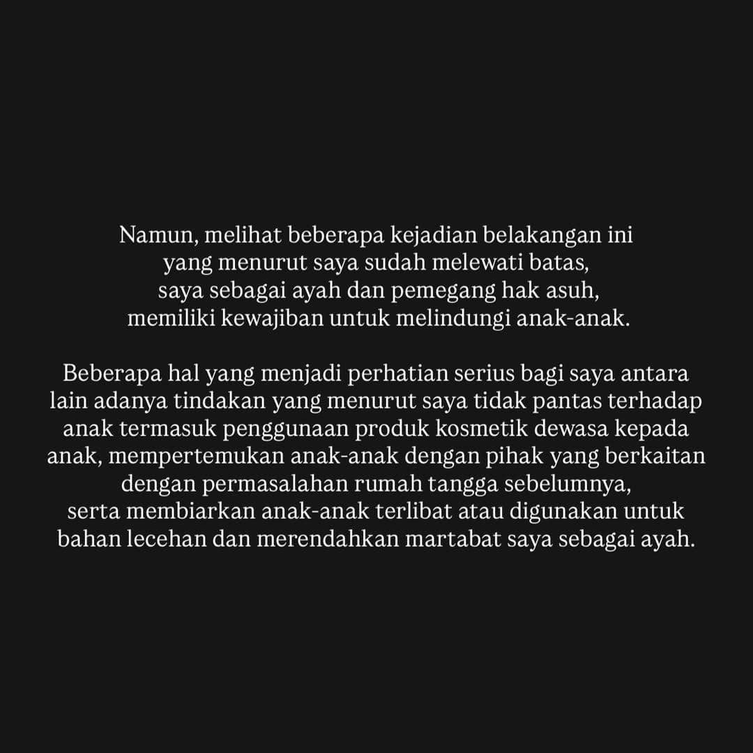 Tangkapan layar pernyataan Na Daehoon di latar hitam tentang keputusan membatasi akses Jule dan anak-anak demi melindungi mereka.
