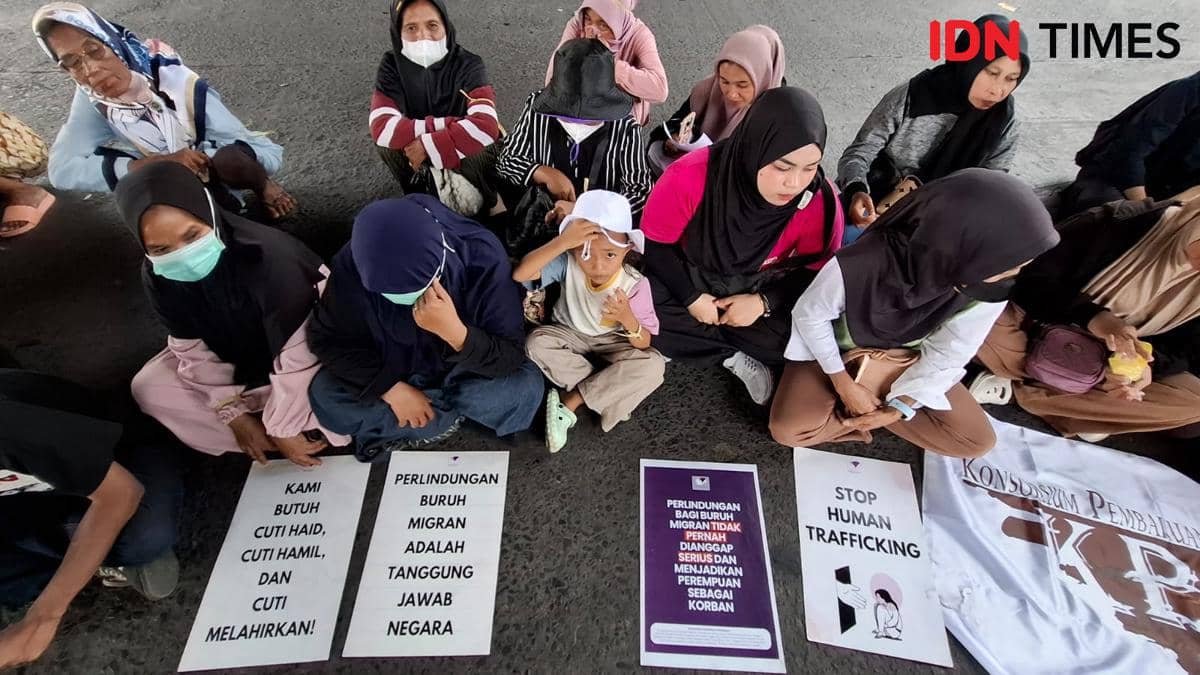 Ratusan buruh menggelar demonstrasi memperingati May Day 2026 di Jl AP Pettarani Makassar, Sulawesi Selatan (1/5/2026). IDN Times/Darsil Yah