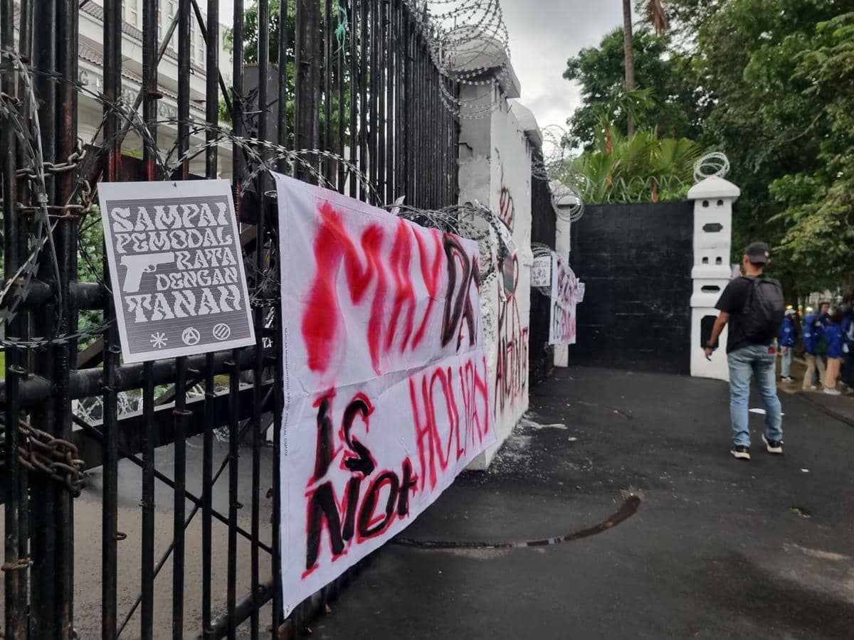 Tanpa Buruh, Puluhan Mahasiswa Bandung Gelar Aksi May Day di DPRD Jabar