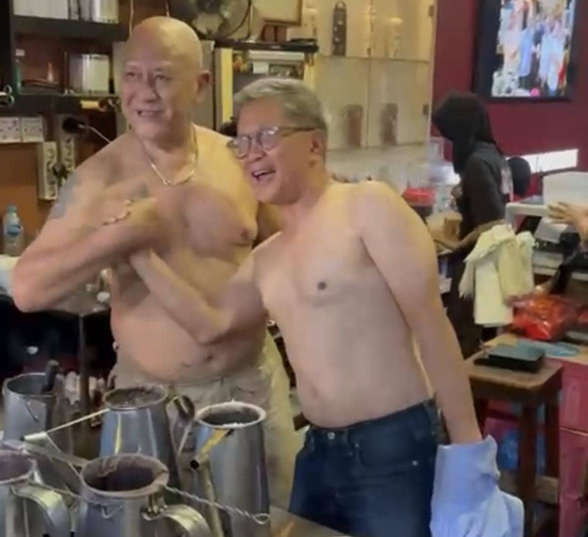 Tak Biasa, Rocky Gerung Ikut Tarik Kopi Bertelanjang Dada di Asiang