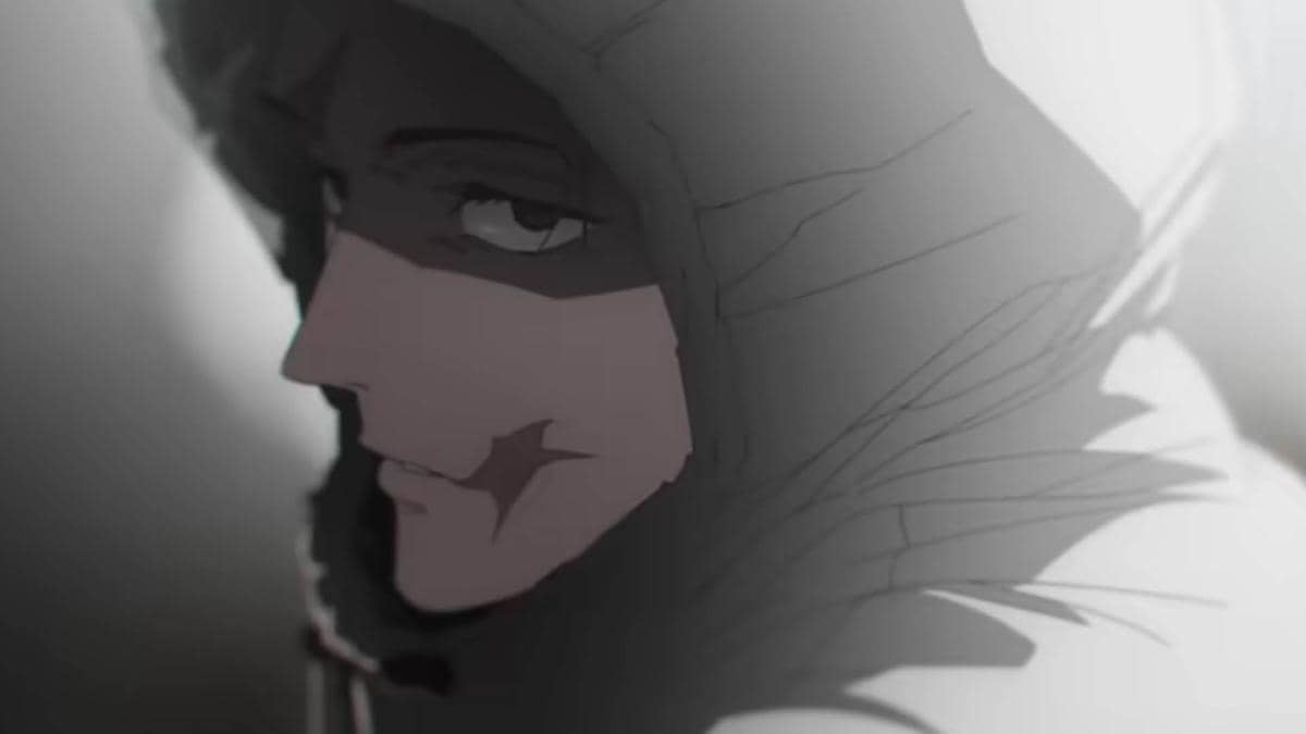 Karakter anime berwajah serius mengenakan tudung abu-abu dengan pencahayaan redup dari samping dalam suasana misterius.