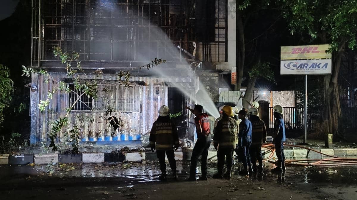 Damkar Padamkan Pos Polisi yang Dibakar Massa di Bandung