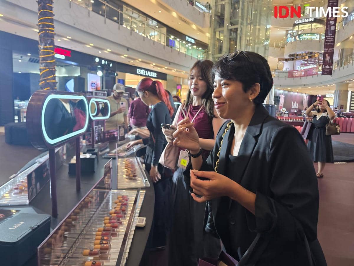 ilustrasi menggunakan lip tint