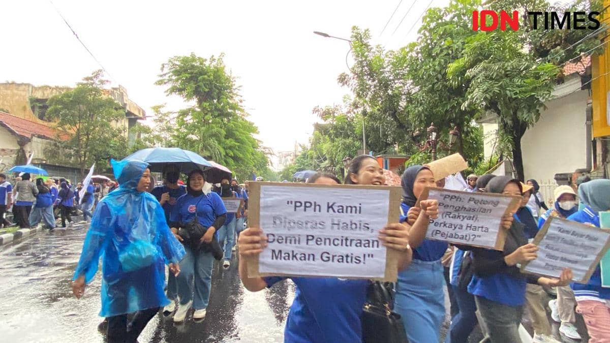 Hujan Membasahi Long March Massa Aksi May Day 2026 di Surabaya