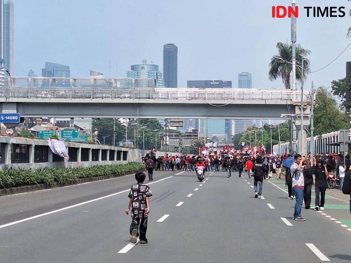 Buruh Padati Jalan Depan DPR, Kendaraan Sementara Tak Bisa Melintas