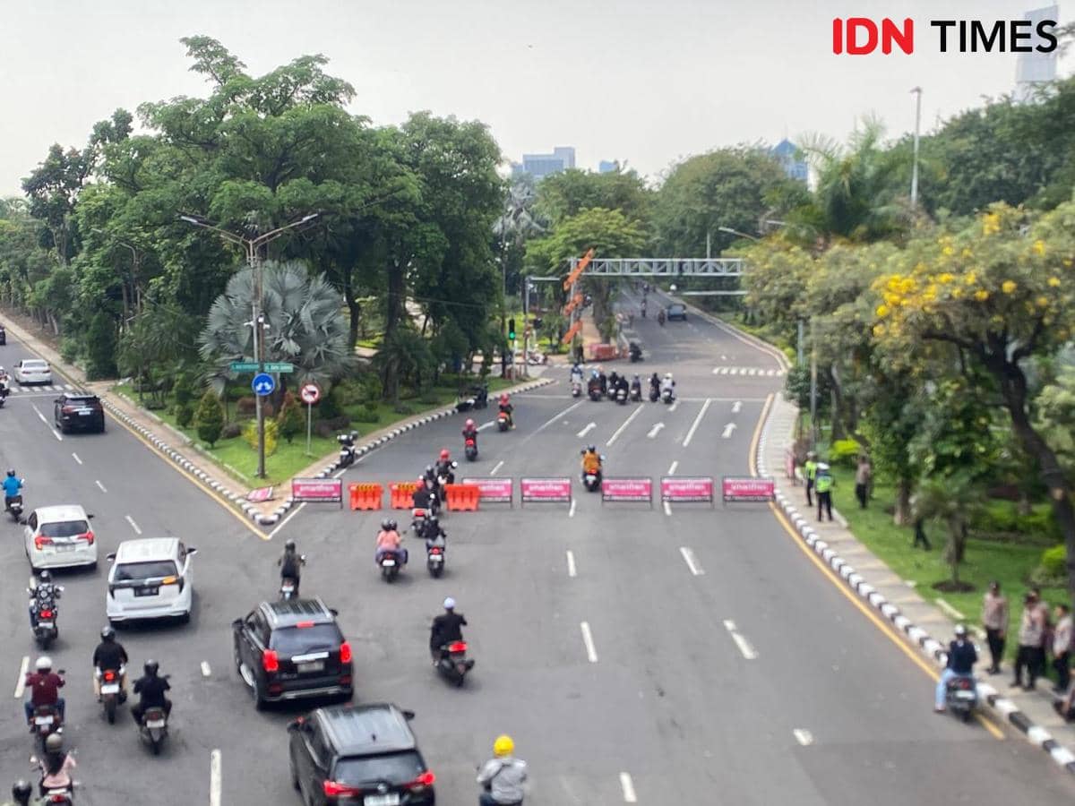 Massa Aksi Demo Buruh Mulai Masuk Tengah Kota Surabaya 