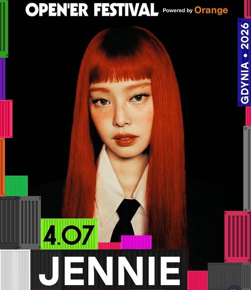 Poster promosi Open'er Festival 2026 di Gdynia menampilkan seorang perempuan berambut merah panjang mengenakan kemeja putih dan dasi hitam.