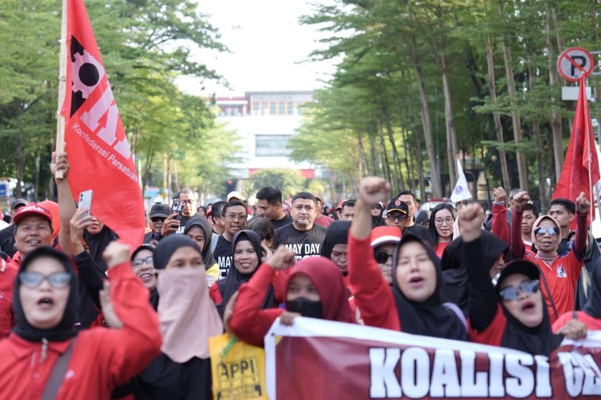 Wali Kota Makassar, Munafri Arifuddin hadir menyapa para pekerja dan buruh dalam kegiatan fun walk yang dipusatkan di Lapangan Karebosi, Jum