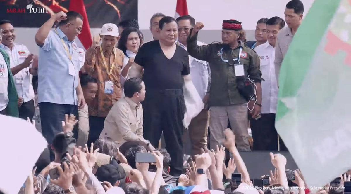 Momen Prabowo Buka dan Lempar Baju ke Buruh di Monas