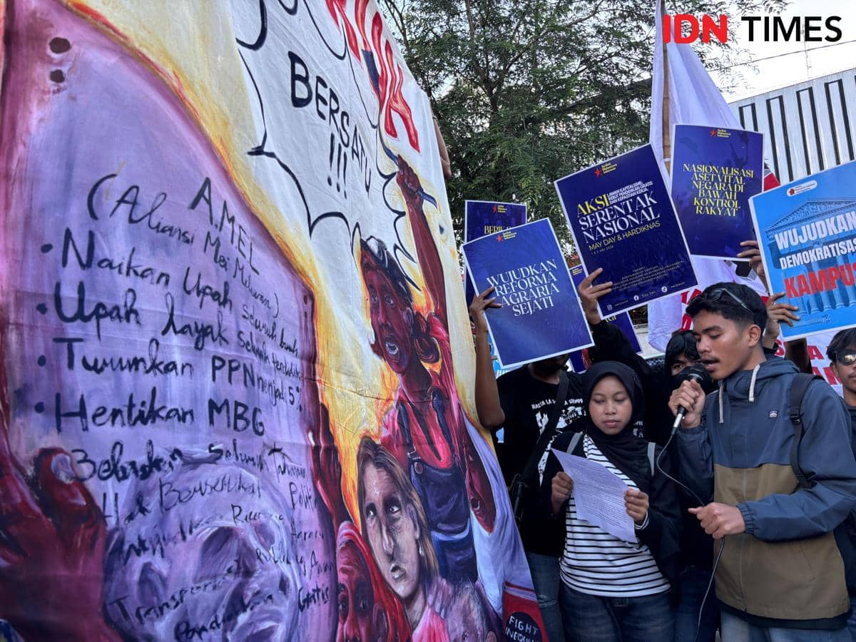 Massa aksi memperingati Hari Buruh, di depan DPRD DIY, Jumat (1/5/2026). (IDN Times/Herlambang Jati Kusumo)