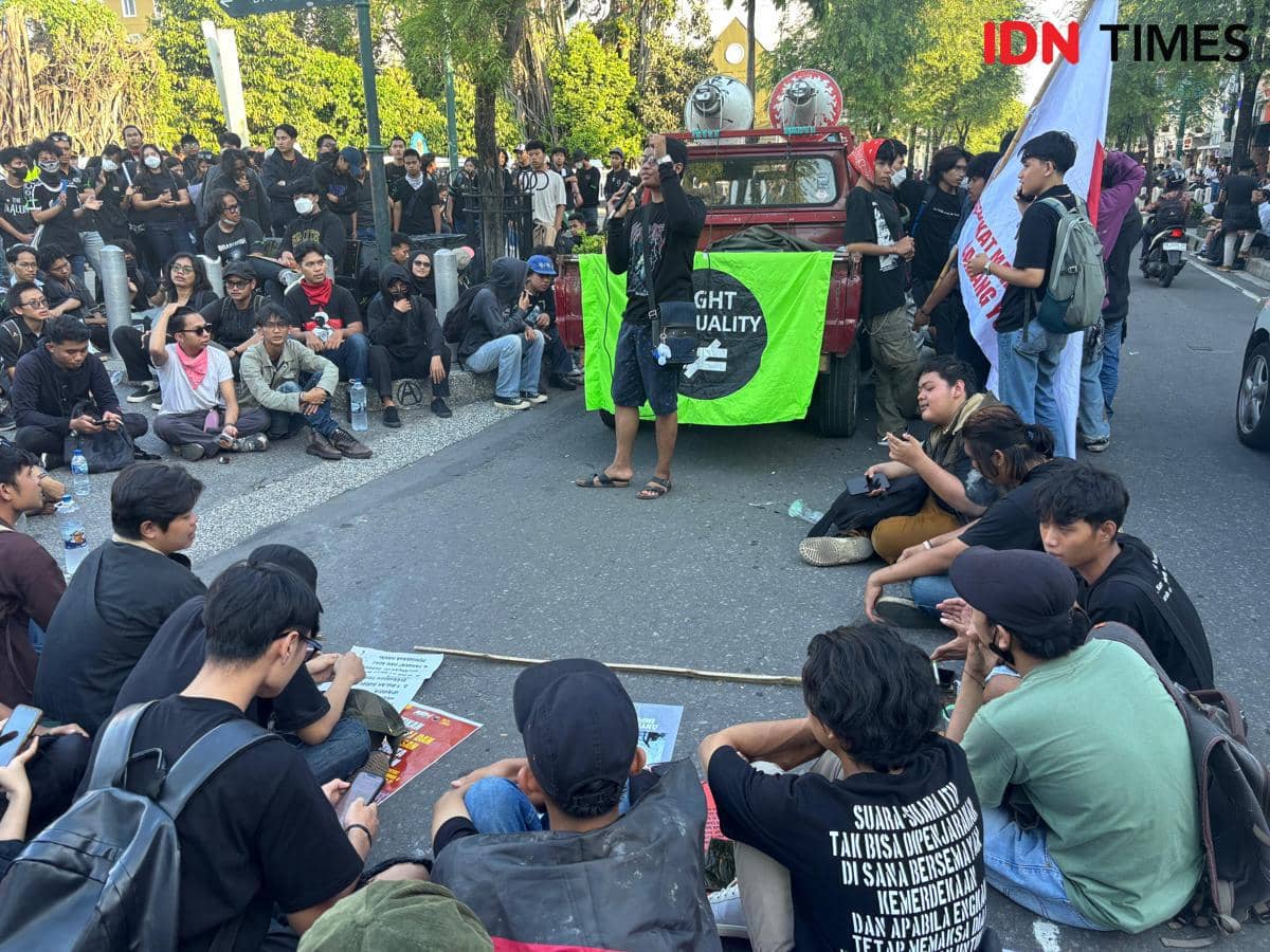 Massa aksi memperingati Hari Buruh, di depan DPRD DIY, Jumat (1/5/2026). (IDN Times/Herlambang Jati Kusumo)