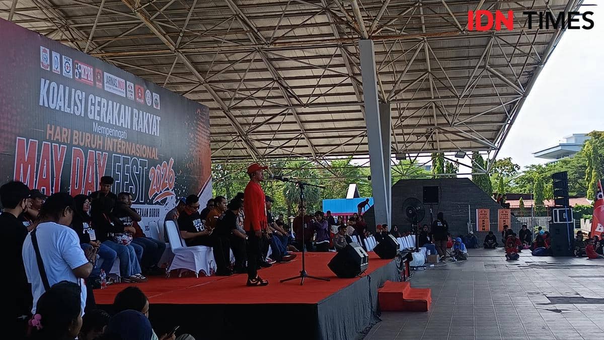Suasana May Day Fest 2026 di Lapangan Karebosi Makassar, dengan peserta dan pembicara memperingati Hari Buruh Internasional.
