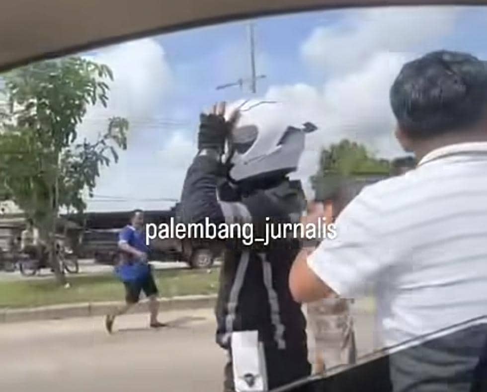 Keributan sopir truk dan petugas dishub di Palembang diduga dipicu insiden tabrakan beruntun akibat dihentikan secara mendadak