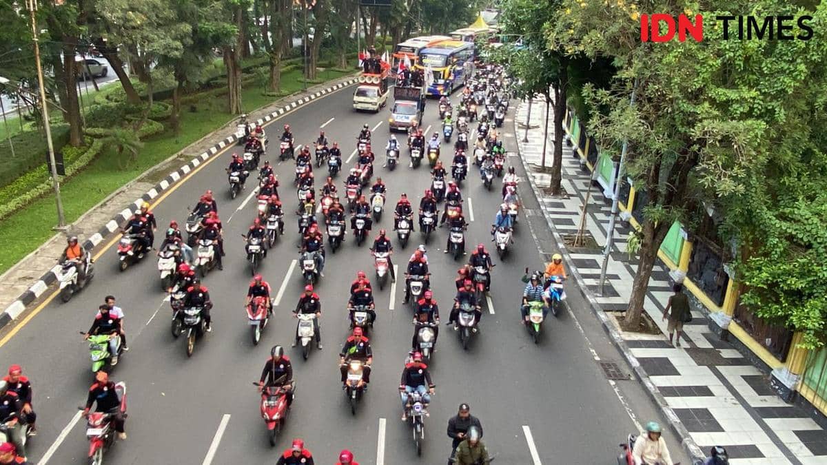 Massa Aksi May Day Bergerak ke Kantor Gubernur Jatim Lewat Jalan Darmo