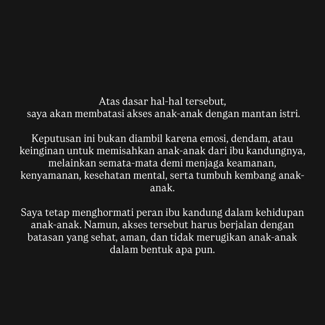 Pernyataan tertulis Na Daehoon di latar belakang hitam tentang keputusan membatasi akses anak-anak dengan mantan istri demi keamanan dan kenyamanan.