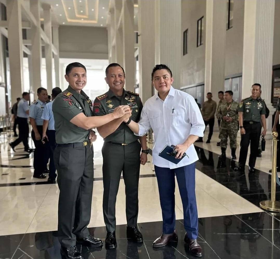Momen Pangkopassus Foto Bersama dengan Seskab Teddy di Unhan