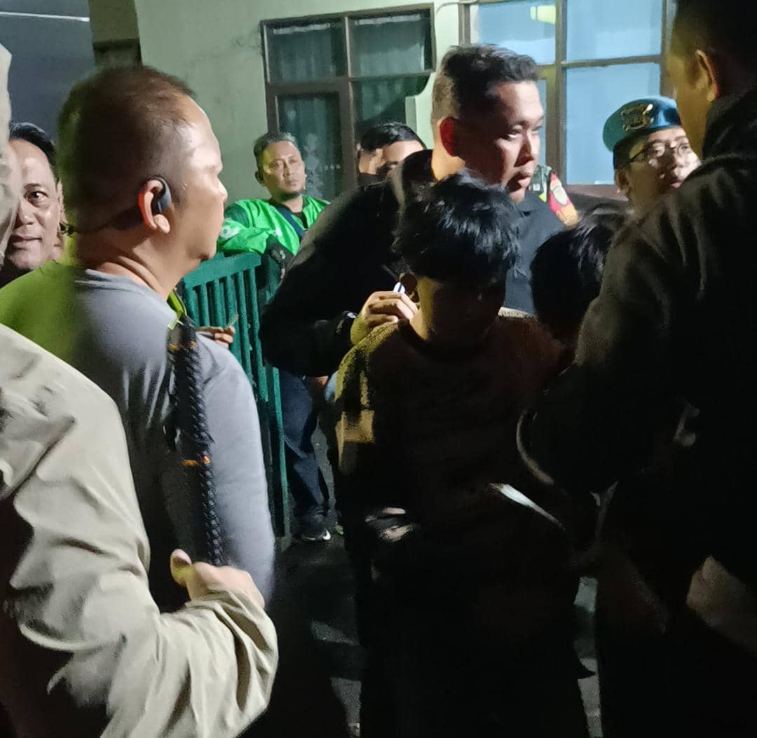 Bikin Ricuh, Polisi Amankan Massa Berbaju Hitam di Cikapayang Bandung