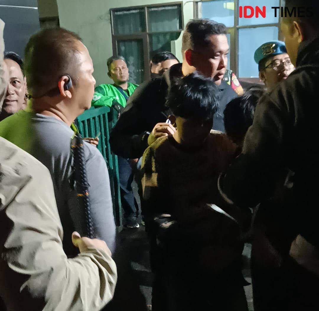 Polisi Amankan Massa Buat Ricuh di Cikapayang Bandung. IDN Times/Debbie Sutrisno
