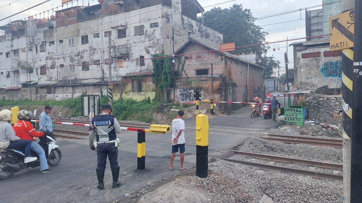 Perlintasan sebidang di Jalan Ampera Bekasi